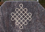Hier ist ein sehr stilistisches Knotenmuster auf einem Grabmal zu sehen.