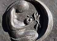 Der Mond als weibliches Symbol: Denkmal für das ungeborene Leben auf dem Friedhof Dresden-Zschachwitz.