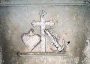 Ein altes Seemannsgrab: Das Symbol des Herzes zusammen mit Anker und Kreuz.