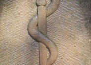 Ein Arztsymbol: Schlange und Stab.