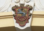 Die Symbole Schwert, Rad und Löwe in einem Wappen.