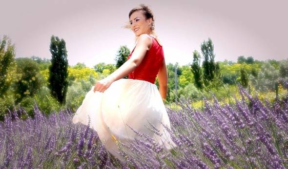Girl und Lavendel in der Provence