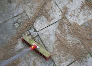 Terrassenpflege, Verfüllen der von Ameisen freigelegten Fugen