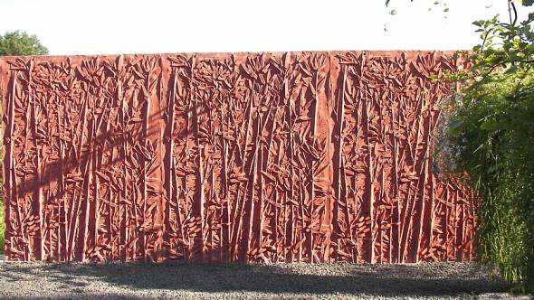 Rote Betonmauer mit Bambusmuster-Oberfläche