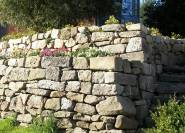 Trockenmauer, Hangmauer aus Naturstein