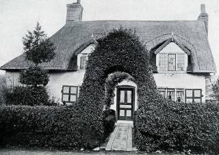 Gartenweg und Heckentor im Cottage-Garten
