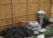 Japanischer Garten mit Sichtschutzmatten.