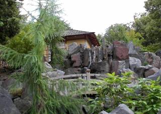 japanischer Berggarten mit Teehaus