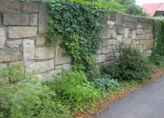 Natursteinmauer begrünte Sandsteinmauer