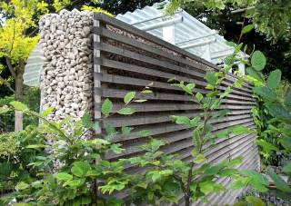 Betonmauer mit Holzverkleidung