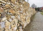 Hohe Natursteinmauer Schichtung