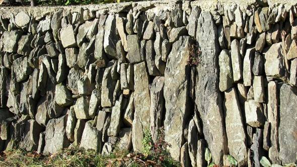 Natursteinmauer aus Schiefergestein