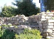 Natursteinmauern im mediterranen Garten
