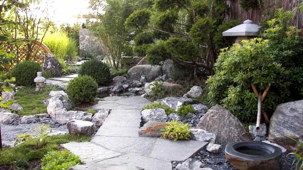 Schmaler japanischer Garten