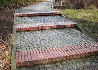 Stufenweg mit Treppenabsatz