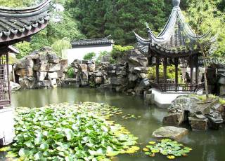 Teich und Pavillons im Chinesischen Garten Bochum