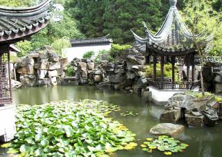 Chinesischer Garten mit Teich und Felsen