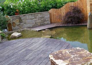 modern gestalteter Teich und Terrassendeck