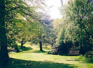 Englischer Garten mit Parkbank 