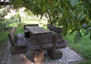 Rustikale Holzmöbel im Garten