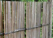 Filigraner, blickdichter Sichtschutzzaun aus Bambus