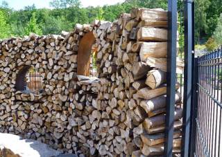 Holzstapel als Gartensichtschutz