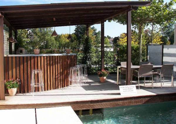 moderne überdachte Terrasse mit Bar und Pool