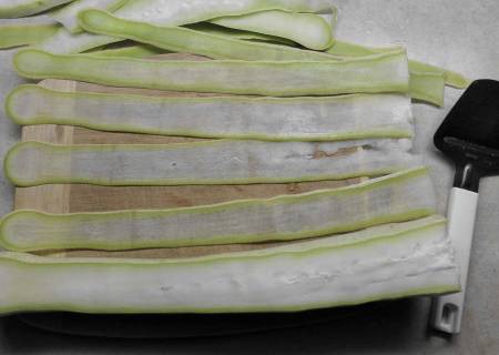 Kalebasse in schmale Streifen geschnitten