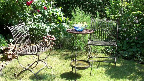 Sitzecke im Garten mit Metallmöbeln
