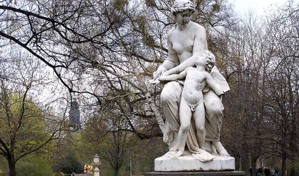Venus und Amor Plastik auf der Bürgerwiese in Dresden