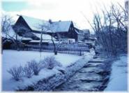 Winterlandschaft Haus und Fluss