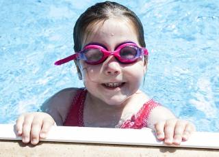 Mädchen mit Taucherbrille im Pool