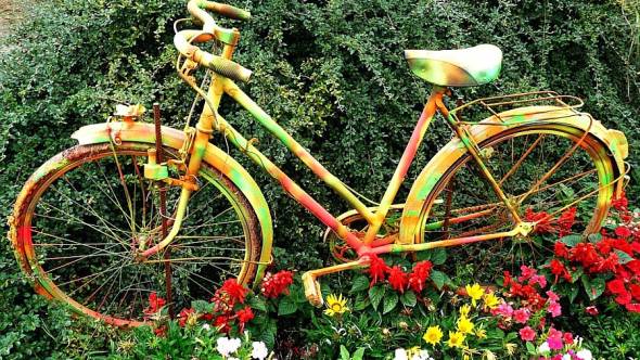 Buntes Fahrrad und Blumen