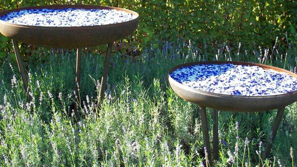 Glaskiesel in Schalen über Lavendel Gartengestaltung