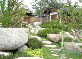 Garten mit Steinen gestaltet