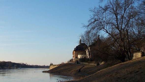 Pillnitzer Schloss an der Elbe