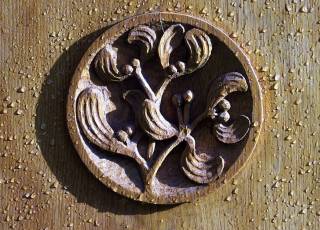 Symbol des Mistelzweiges in einer Holzarbeit