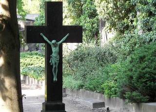 Steinkreuz, Kruzifix auf einem Friedhof
