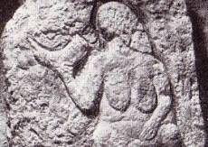 Steinzeit Relief Schwangere Frau mit Horn Mondsymbol
