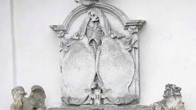 Barockes Grabmal Memento mori Gerippe und Sanduhr
