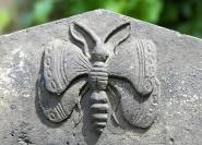 Schmetterlingssymbol auf einem Grabstein