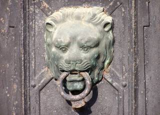 Symbolik junger Löwe mit Ring im Maul als Türgriff